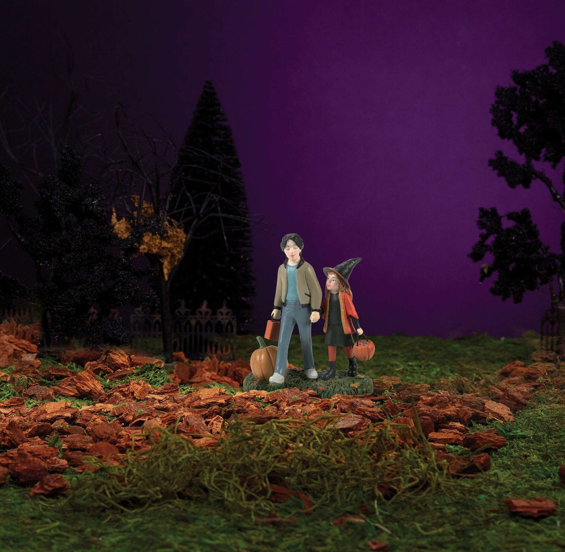 Department 56 Hocus Pocus Village Max & Dani Trick or Treat Figure
